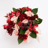 Цветочный стаканчик № 140 с красной альстромерией  — фото 23