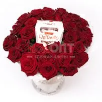 Букет № 444 с красными розами и конфетами Raffaello — фото 75