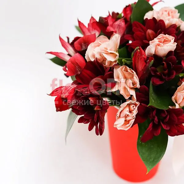 Цветочный стаканчик № 140 с красной альстромерией  — фото 4