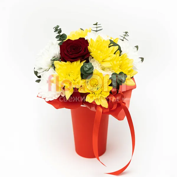 Цветочный стаканчик № 159 с красной розой и хризантемой  — фото 1