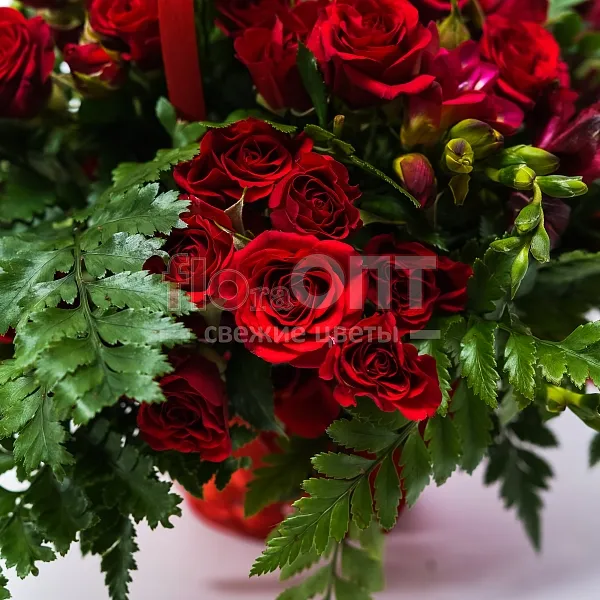 Композиция № 65 с кустовой красной розой — фото 5