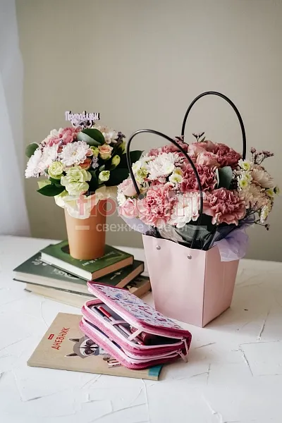 Коробка № 200 с розовой гвоздикой и хризантемой  — фото 5