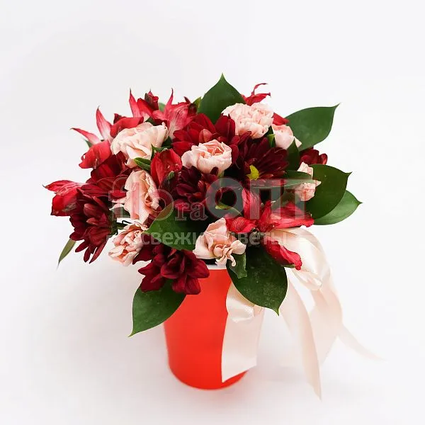 Цветочный стаканчик № 140 с красной альстромерией  — фото 3