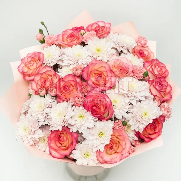 Букет № 516 с розовыми розами и хризантемой — фото 2