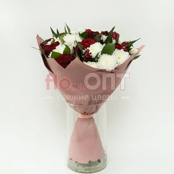 Букет № 515 с белой хризантемой и красными розами — фото 1