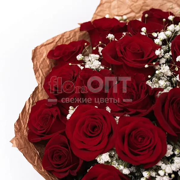 Букет с красными розами и гипсофилой в Новосибирске — фото 3
