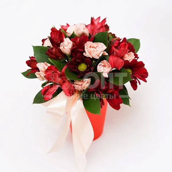 Цветочный стаканчик № 140 с красной альстромерией  — фото 5