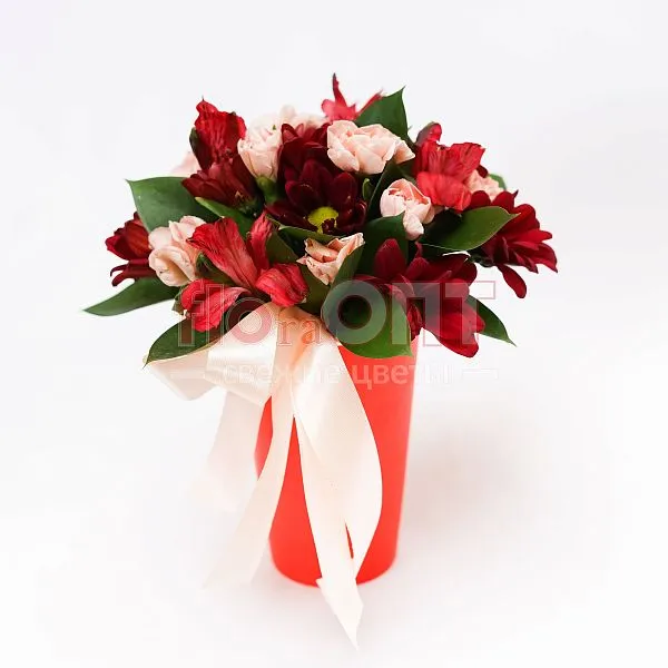 Цветочный стаканчик № 140 с красной альстромерией  — фото 1