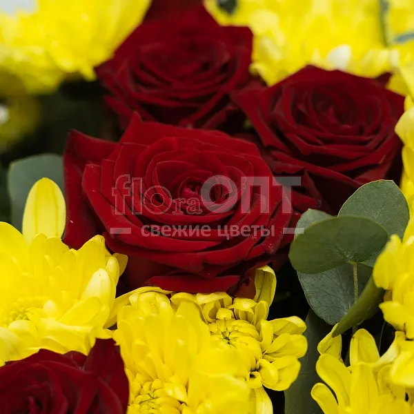 Букет № 514 с желтой хризантемой и розами — фото 5