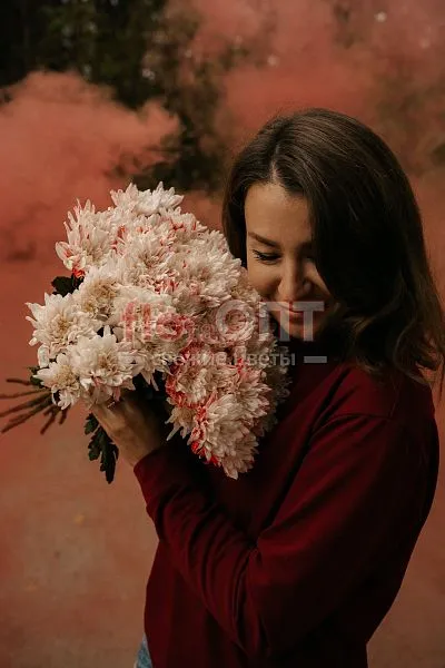 Букет № 550 из красных крашеных хризантем — фото 3