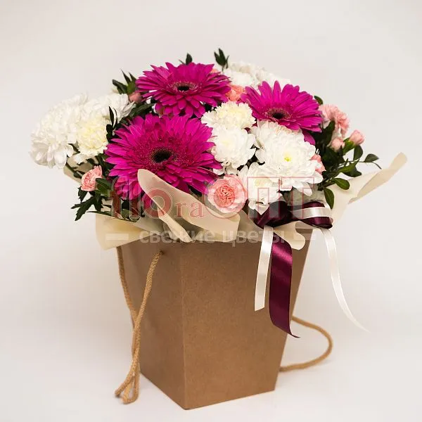 Коробка № 240 с розовыми герберами и кустовой гвоздикой  — фото 1