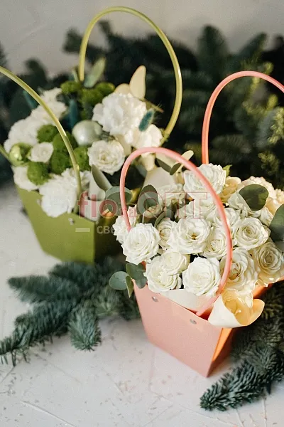 Коробка № 230 с белыми кустовыми розами  — фото 5