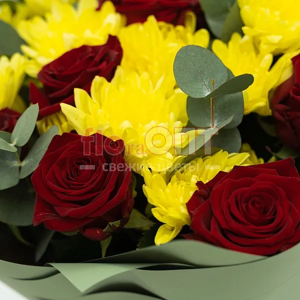 Букет № 514 с желтой хризантемой и розами — фото 3