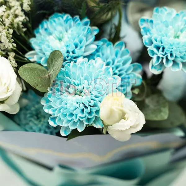 Букет № 542 с крашеной хризантемой и игрушкой — фото 5