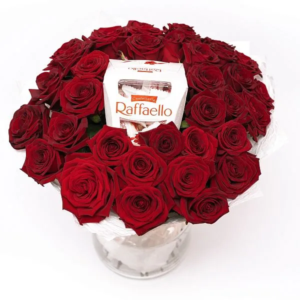 Букет № 444 с красными розами и конфетами Raffaello — фото 1