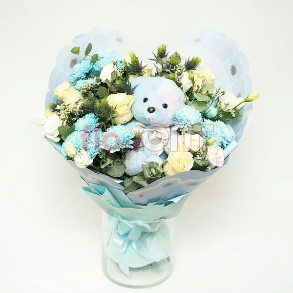 Букет № 542 с крашеной хризантемой и игрушкой — фото 1