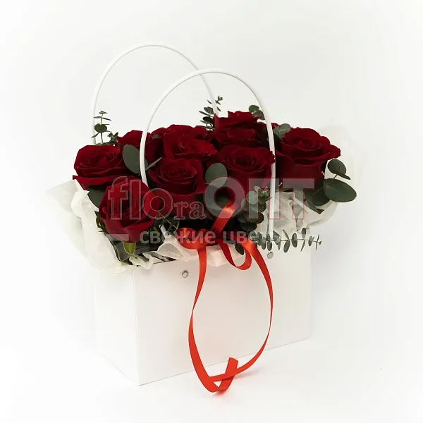 Композиция № 218 с красными розами в белой сумочке  — фото 1