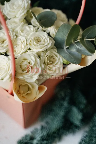 Коробка № 230 с белыми кустовыми розами  — фото 4