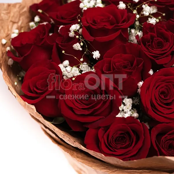 Букет с красными розами и гипсофилой в Новосибирске — фото 4