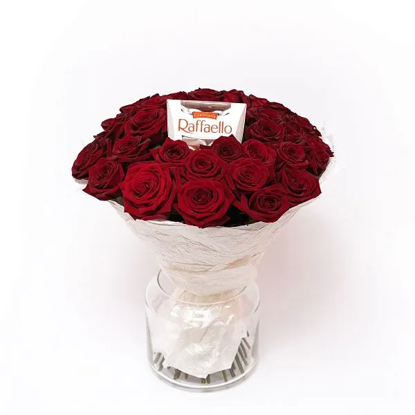 Букет № 444 с красными розами и конфетами Raffaello — фото 3