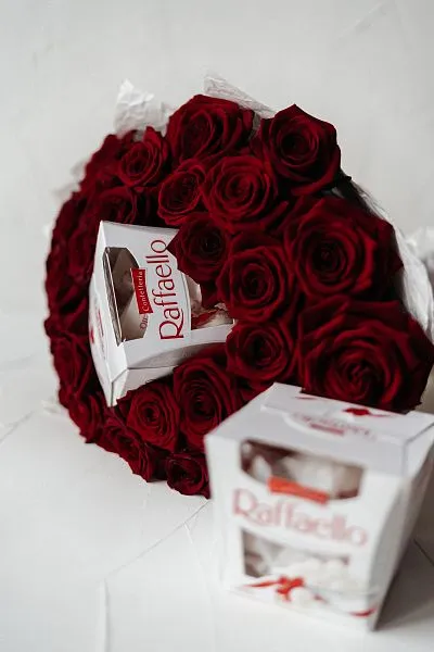 Букет № 444 с красными розами и конфетами Raffaello — фото 2
