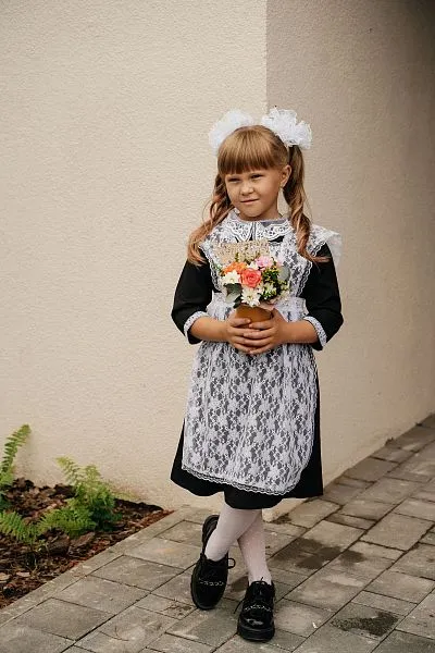 Стаканчик Школьный №9 из белых ромашек и оранжевой розы — фото 5