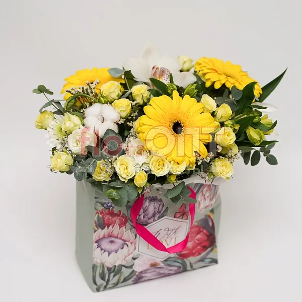 Композиция № 33 в бумажном пакете с желтыми герберами  — фото 1