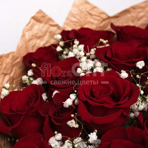 Букет с красными розами и гипсофилой в Новосибирске — фото 5