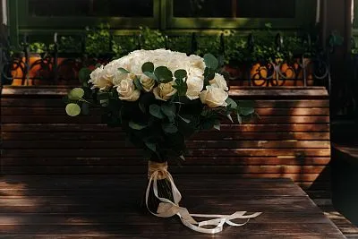 Букет ВАУ №46 из белых роз Венделла без упаковки — фото 8