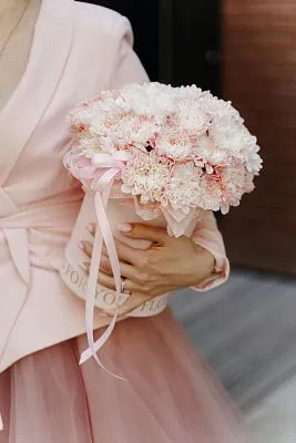 Коробка Зефирка №2 из крашеных розовых хризантем — фото 10