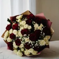 Букет Сборный №23 с красными одиночными и кремовыми кустовыми розами — фото 35