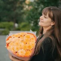 Букет Зефирка №13 из оранжевых крашеных хризантем — фото 53