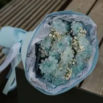 Букет Зефирка №12 из голубых крашеных хризантем — фото 11