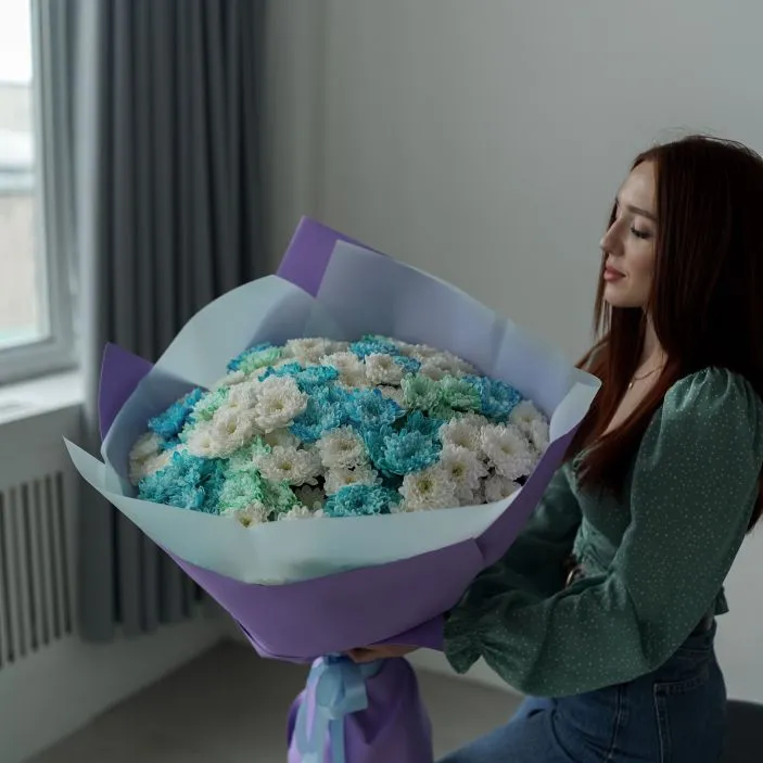 Букет Гигант №2 из белых и крашенных голубых кустовых хризантем  — фото 6