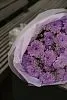 Букет Зефирка №16 из сиреневых крашеных хризантем — фото 6