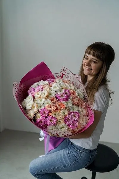 Букет Гигант №4 из белых и розовых крашенных кустовых хризантем  — фото 3