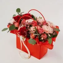 Композиция Сборная № 291 сборная в сумочке с розой и кустовой крашеной хризантемой  — фото 1